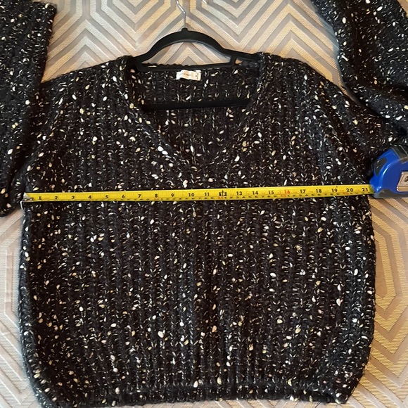 Size Med. Black Long Sleeved Sweater. - Picture 4 of 6